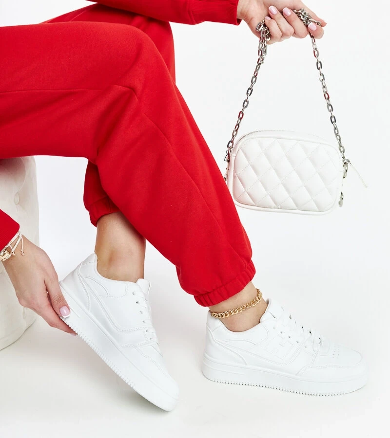 Białe sneakersy na platformie