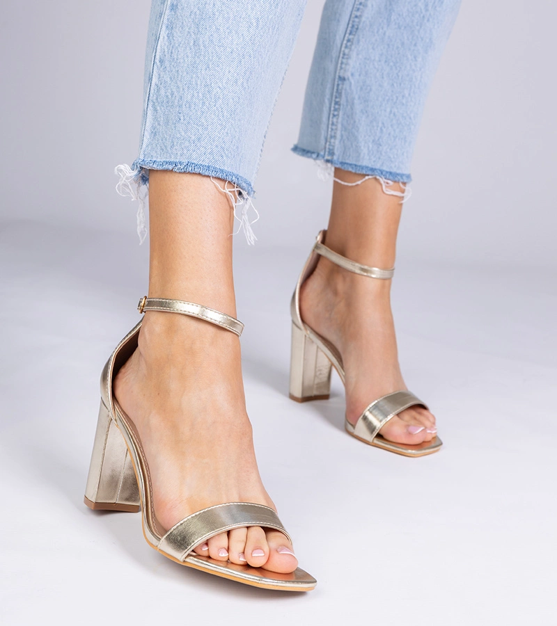 Hers Złote sandały na wysokim słupku