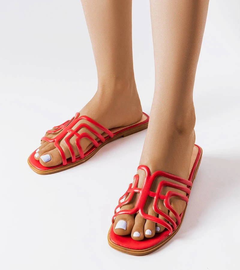 Modne czerwone klapki damskie