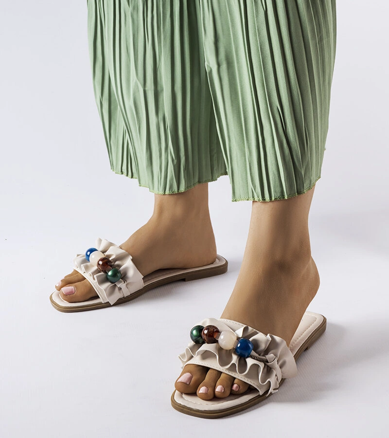 Czarne klapki z marszczeniem i koralami