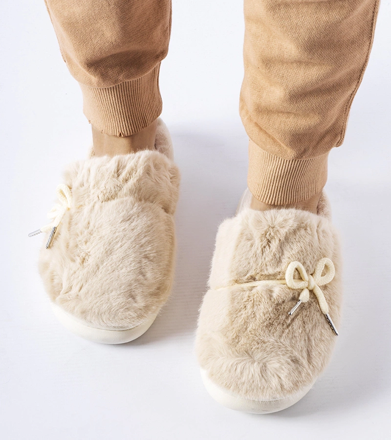 Beżowe kapcie z ozdobnym sznureczkiem