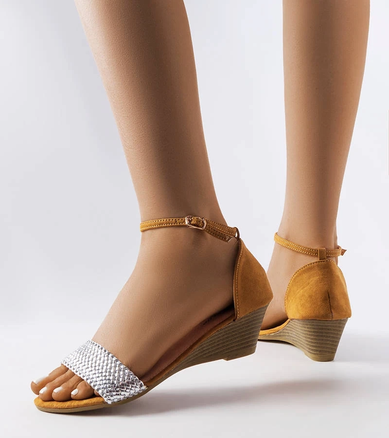 Hers Srebrne sandały na koturnie