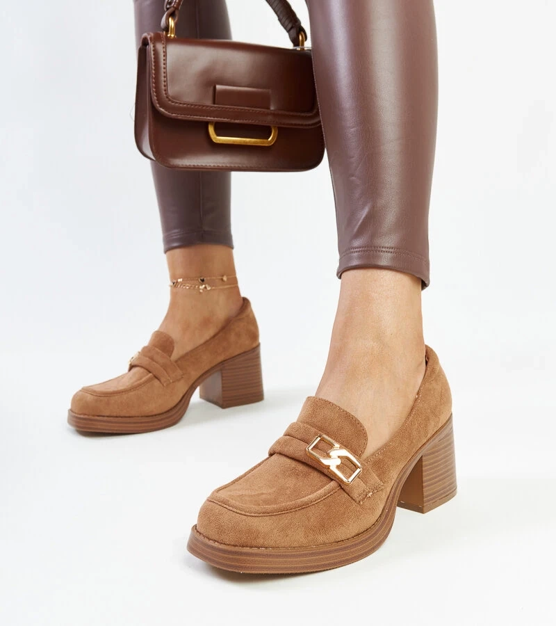 Brązowe czółenka na słupku