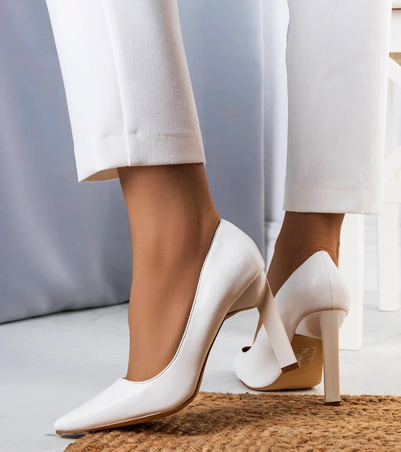 Białe czółenka na ozdobnym obcasie