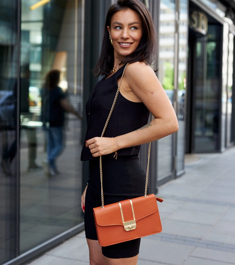 Pomarańczowa torebka na ramię z łańcuchem