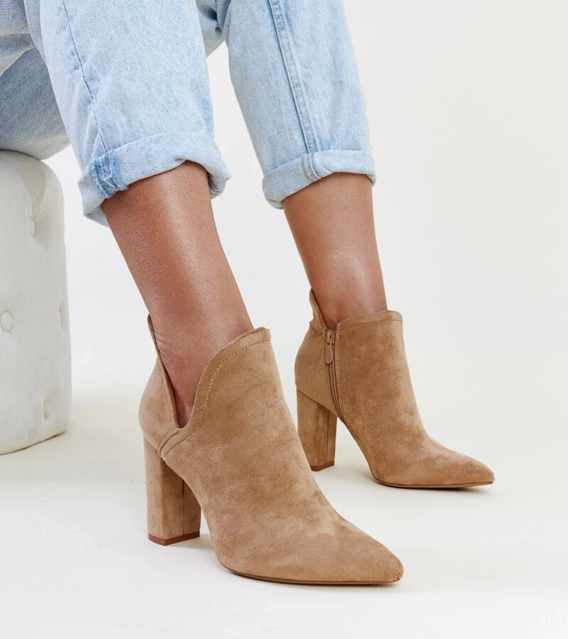 Ciemnobeżowe asymetryczne botki na słupku