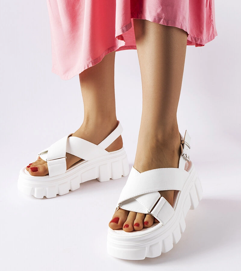 Białe sportowe sandały na platformie