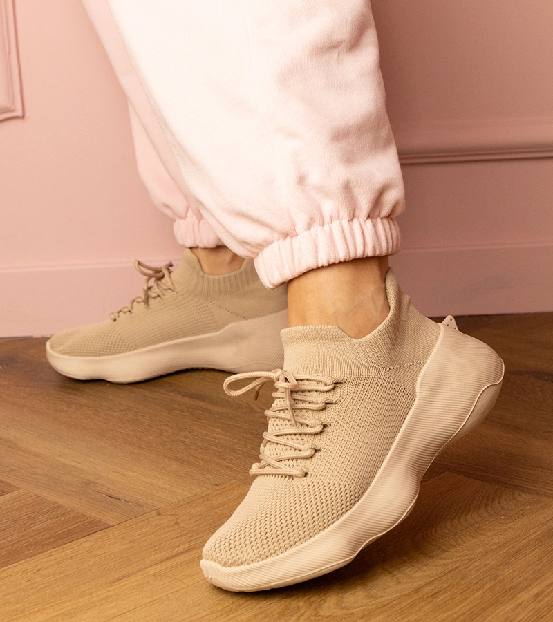 Hers Hers Beżowe sportowe sneakersy ze skarpetkową cholewką