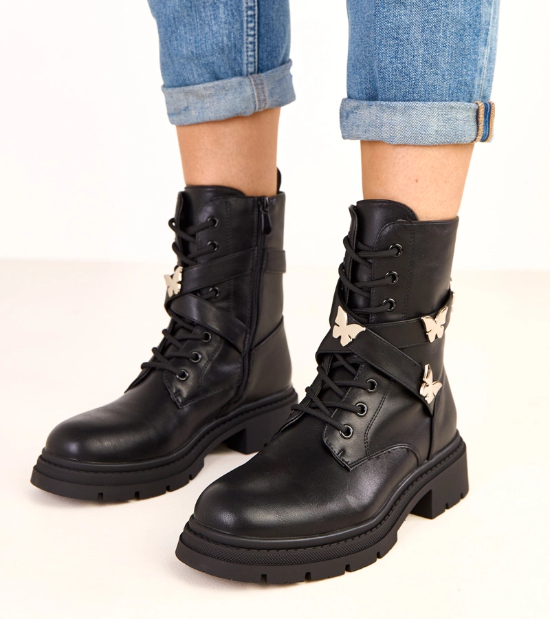 Hers Czarne botki zdobione motylkami