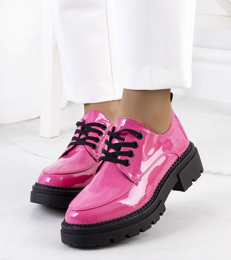 Różowe lakierowane półbuty