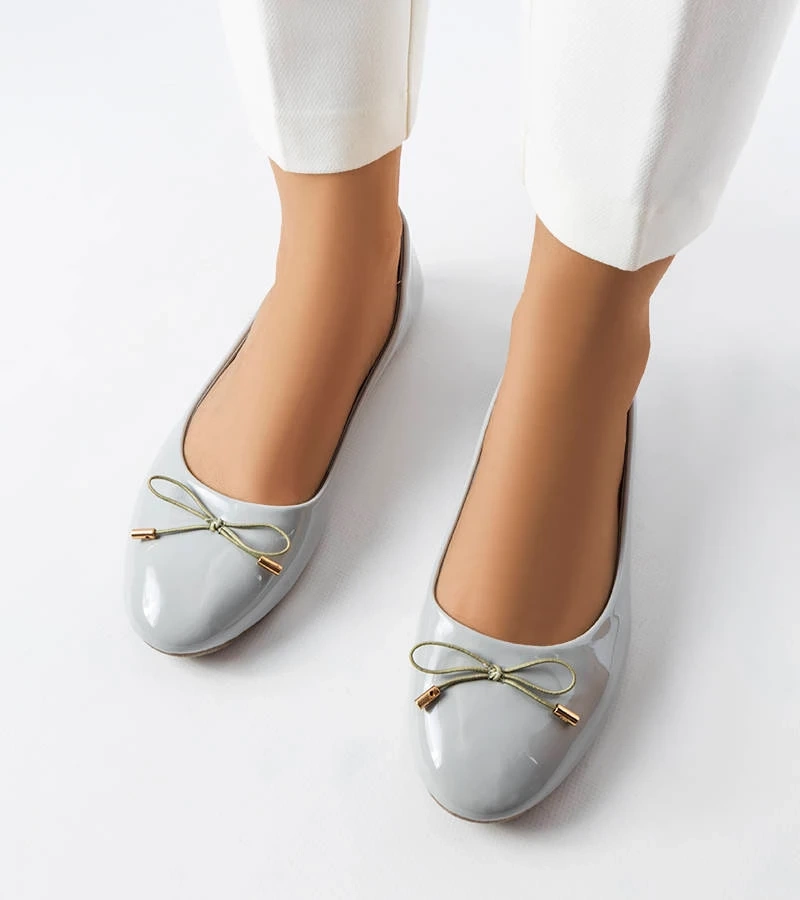 Szare balerinki lakierowane