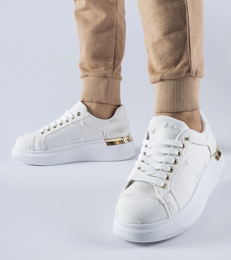 Białe sneakersy na platformie