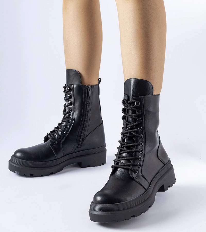 Czarne płaskie trapery z protektorem