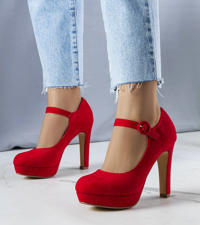 Czerwone czółenka na wysokim słupku