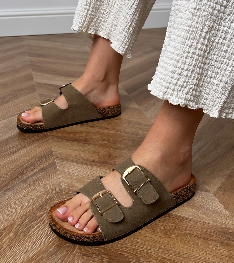 Hers Zielone klapki z klamrami na korkowej podeszwie