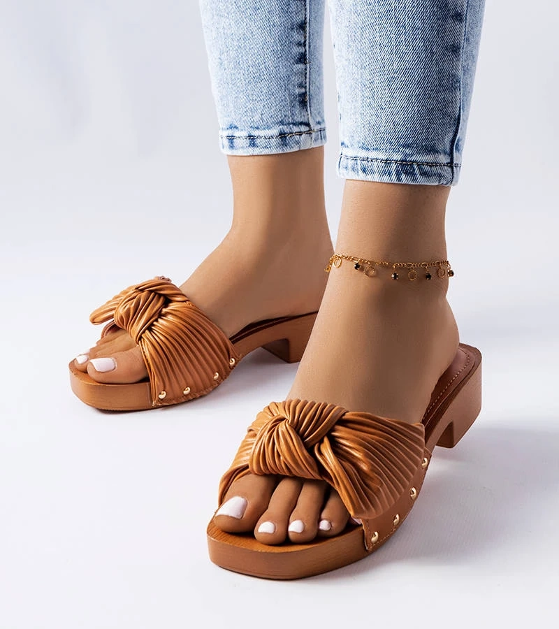 Brązowe klapki z kokardką na niskim klocku