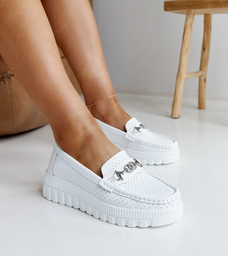 Białe skórzane półbuty z ozdobną klamerką