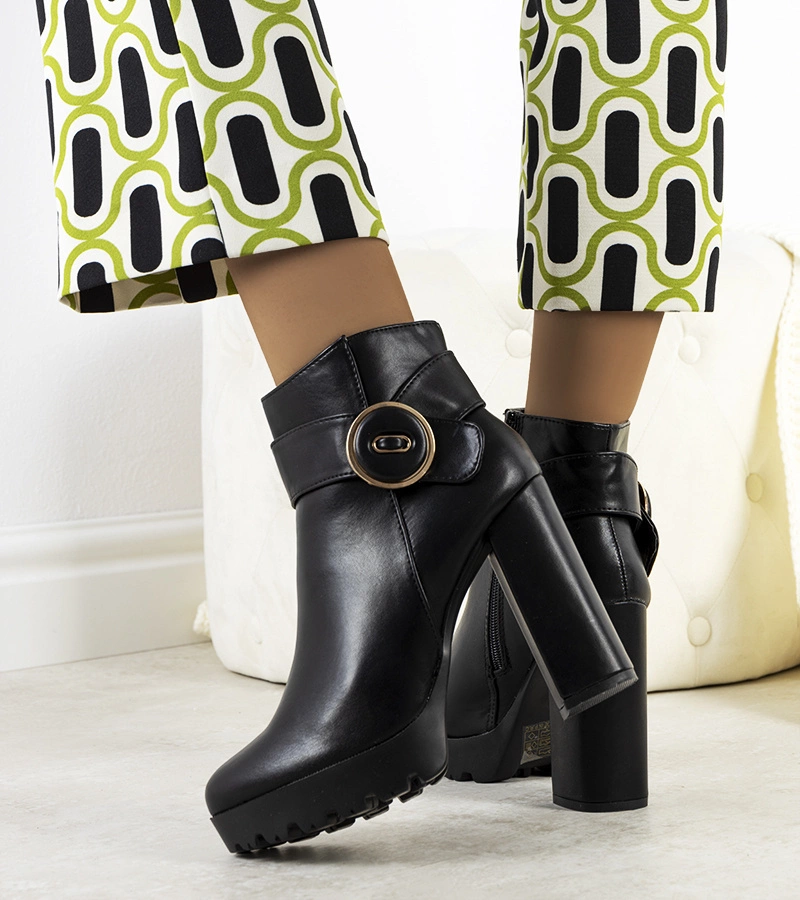 Czarne botki na wysokim słupku