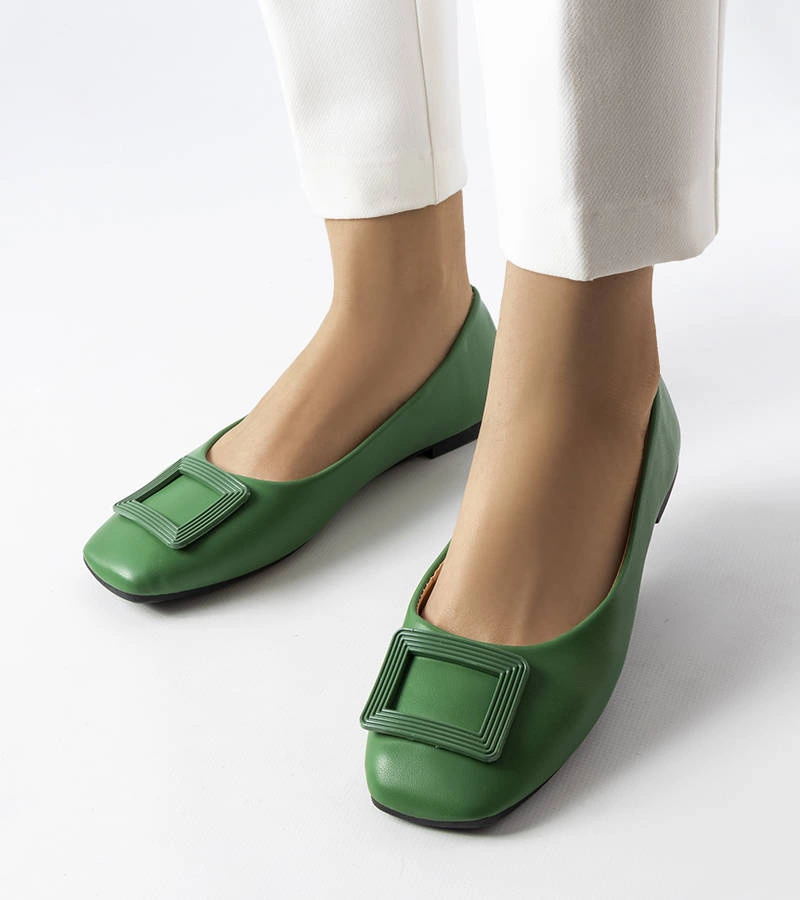 Zielone balerinki ozdobną klamerką