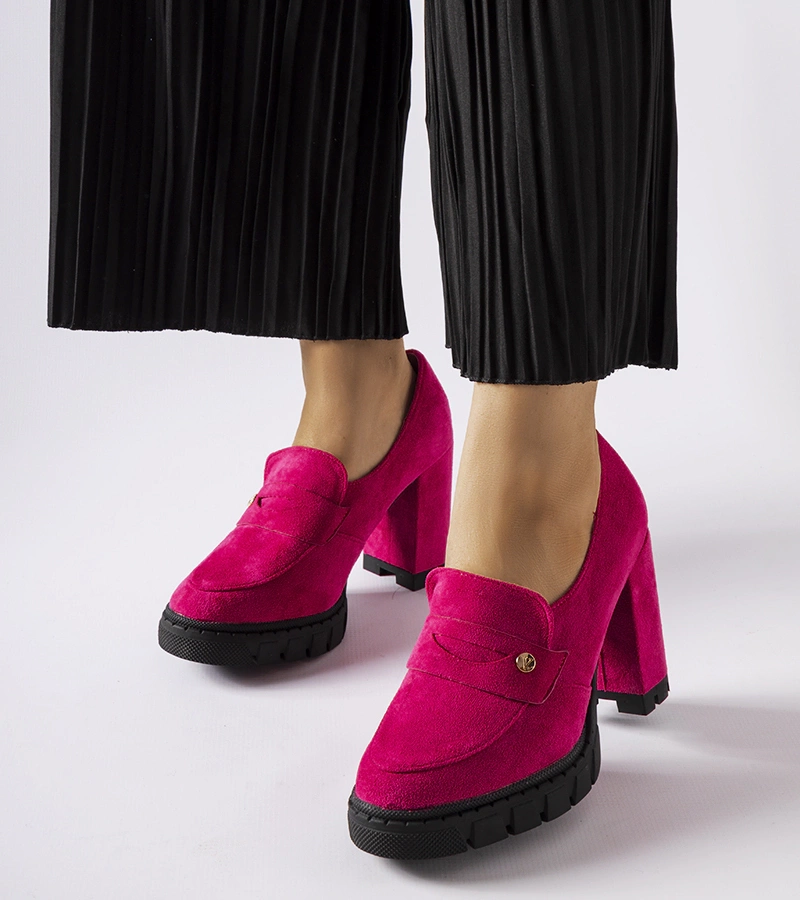 Różowe czółenka na słupku Vinceza