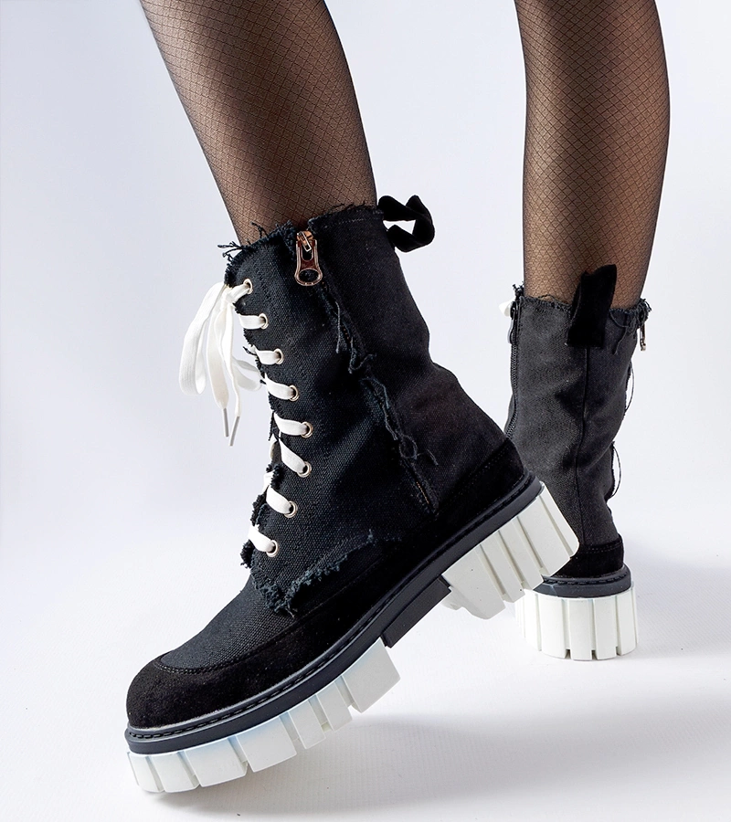 Czarne ocieplane trapery na białej podeszwie