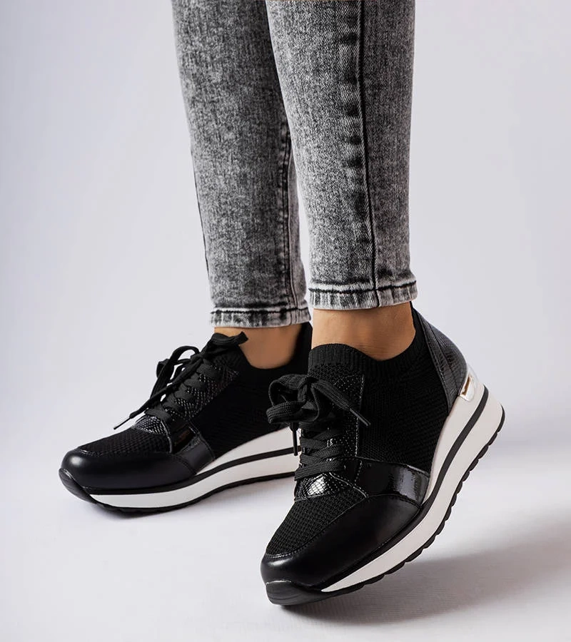 Czarne sneakresy na koturnie