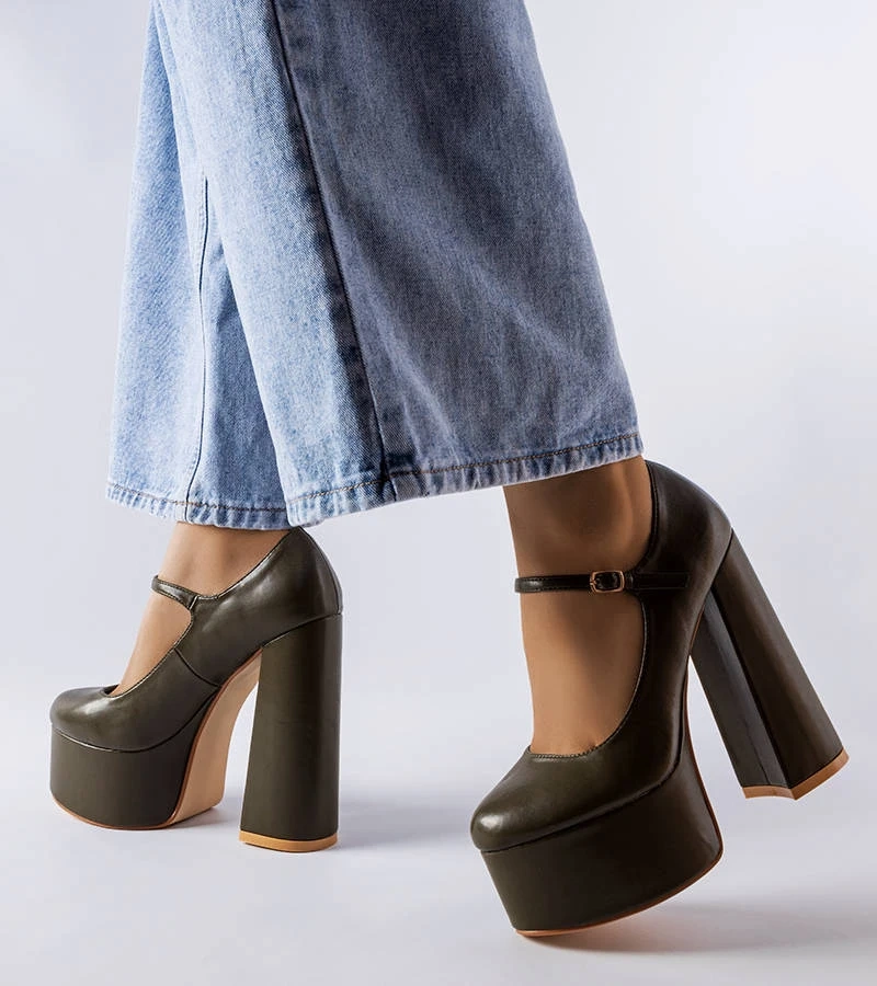 Zielone czółenka na wysokim słupku