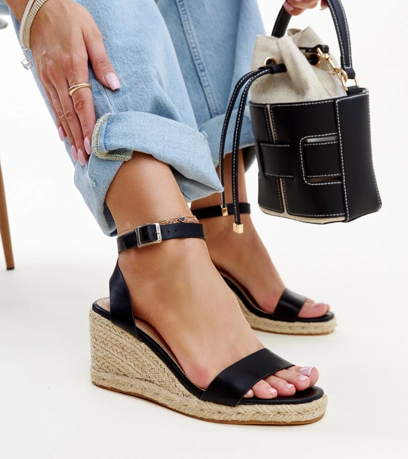 Czarne sandały na koturnie