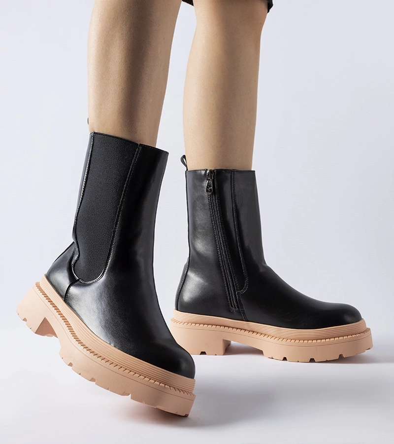 Czarne botki na jasnoróżowej podeszwie