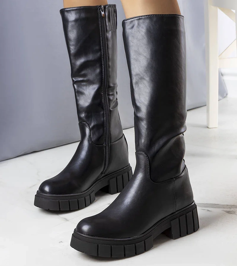 Czarne ocieplane kozaki na grubej podeszwie