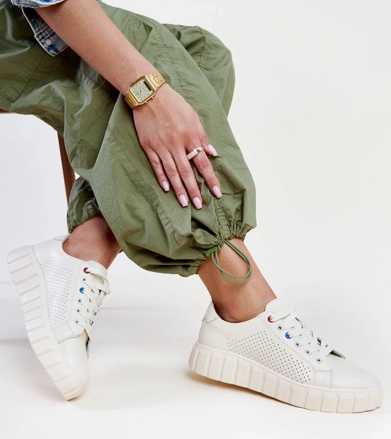 Beżowe skórzane sneakersy