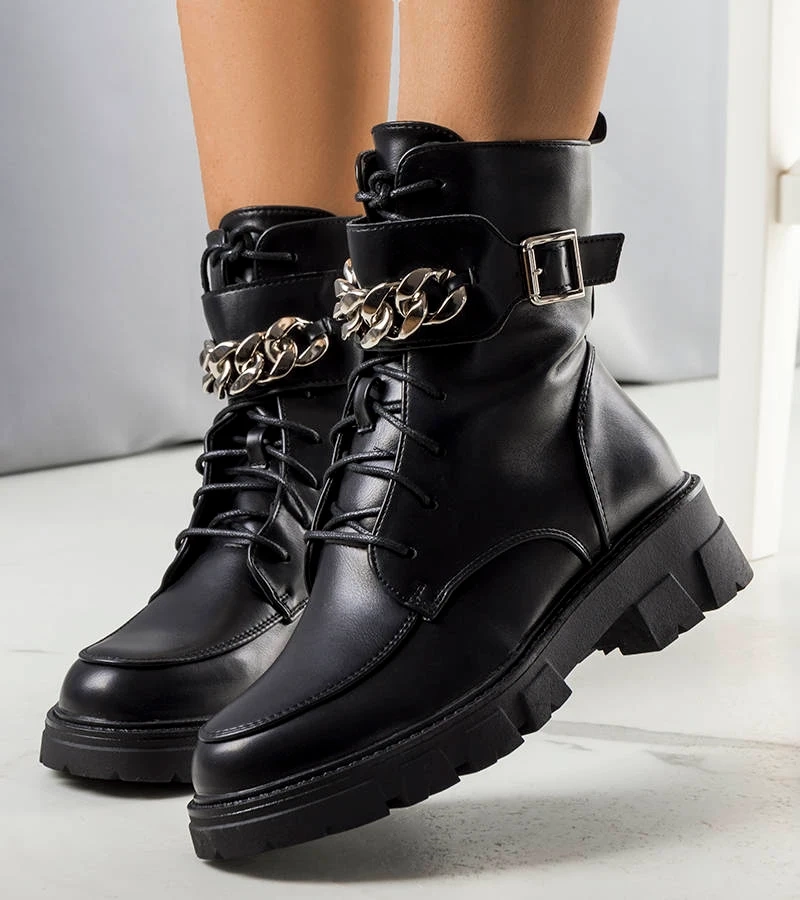 Czarne ocieplane botki wiązane z łańcuchem