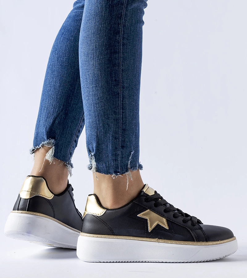 Czarne sneakersy ze złotą wstawką