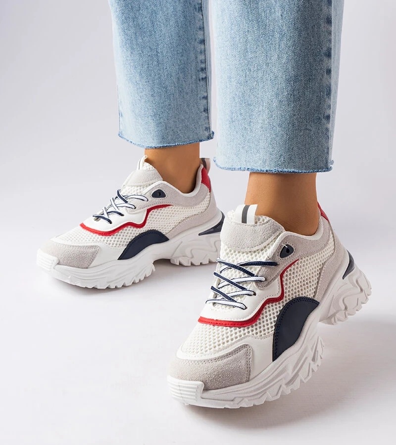 Białe sneakersy