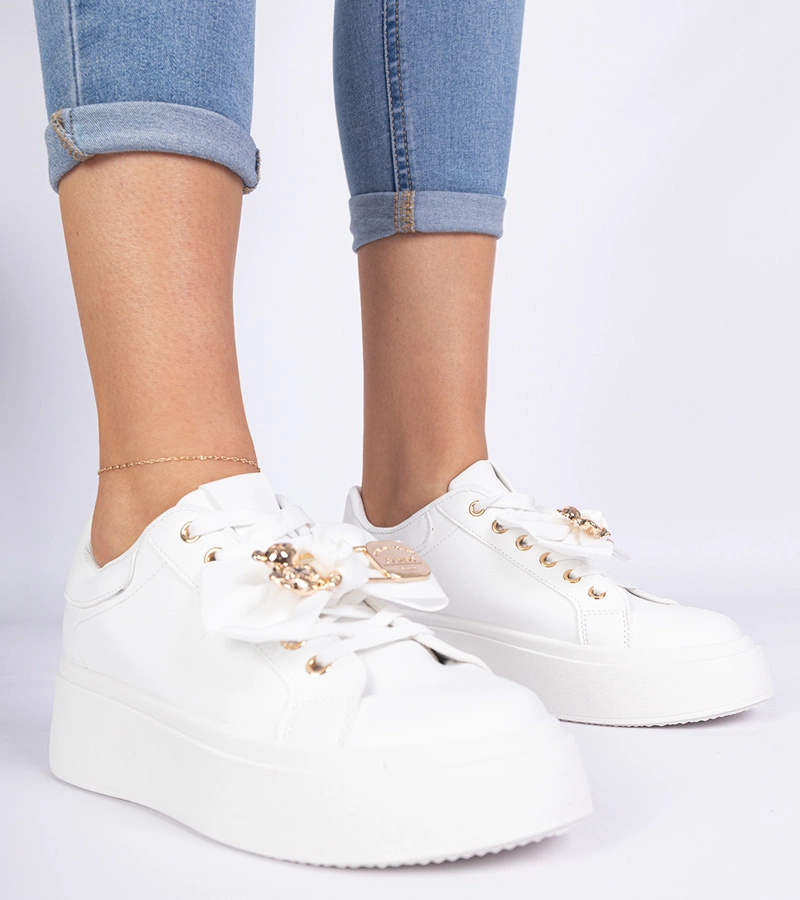 Hers Białe sneakersy zdobione kokardką i złotym misiem