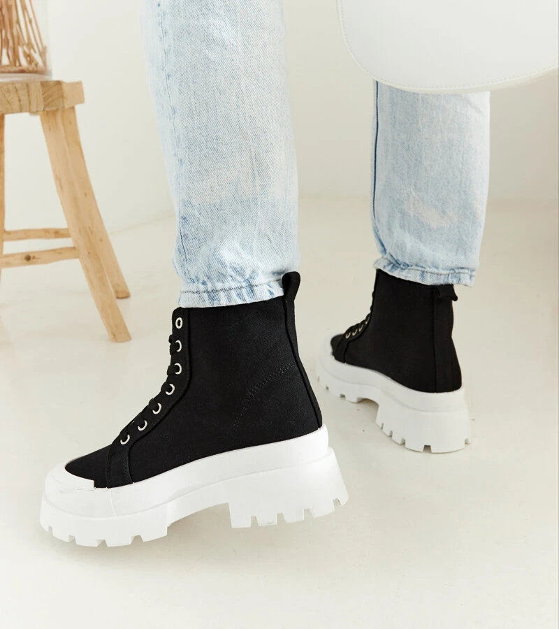 Czarne lekkie traperki za kostkę