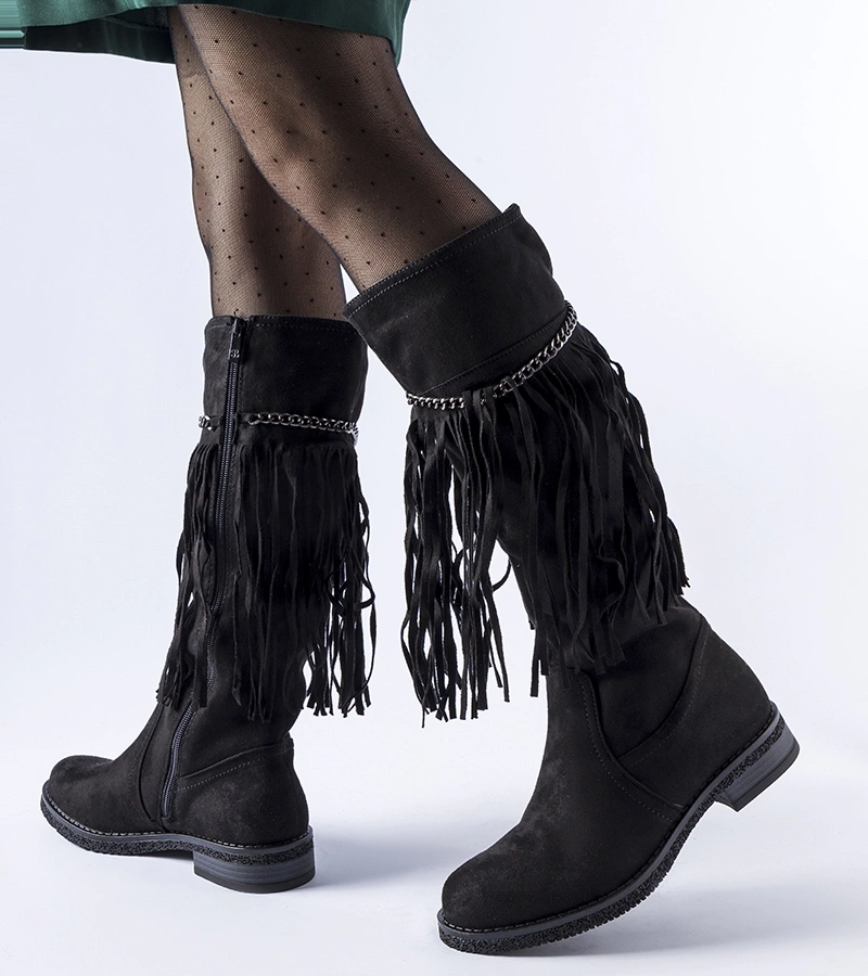 Czarne kozaki z łańcuszkiem i frędzlami