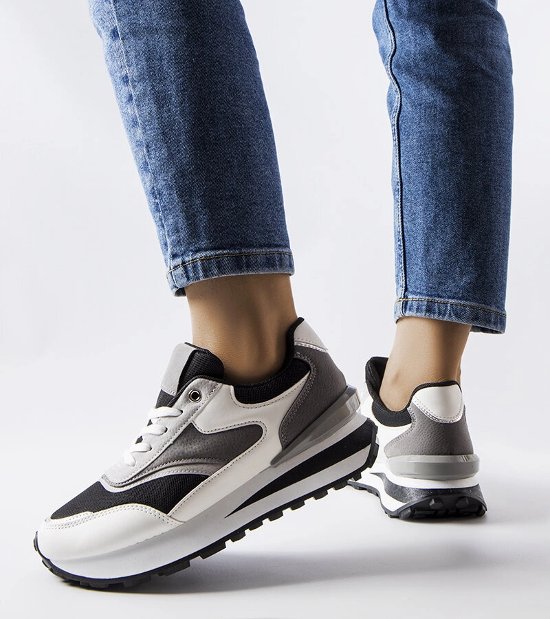 Czarno-białe sneakersy na platformie