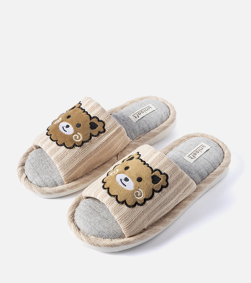 Beżowe kapcie ozdobione naszywką