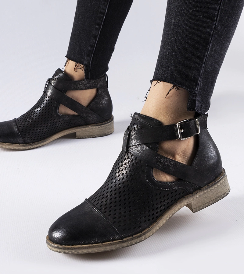 Czarne ażurowe mocno wycięte botki