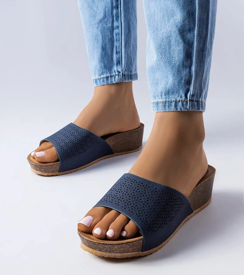 Granatowe klapki na koturnie zdobione perforacją