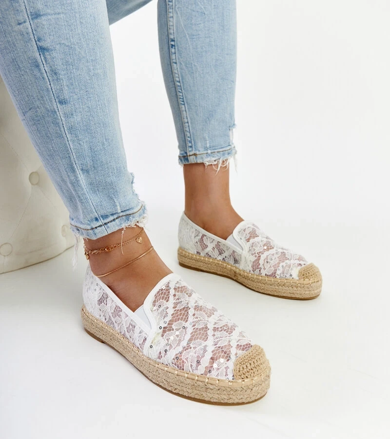 Białe koronkowe espadryle na platformie