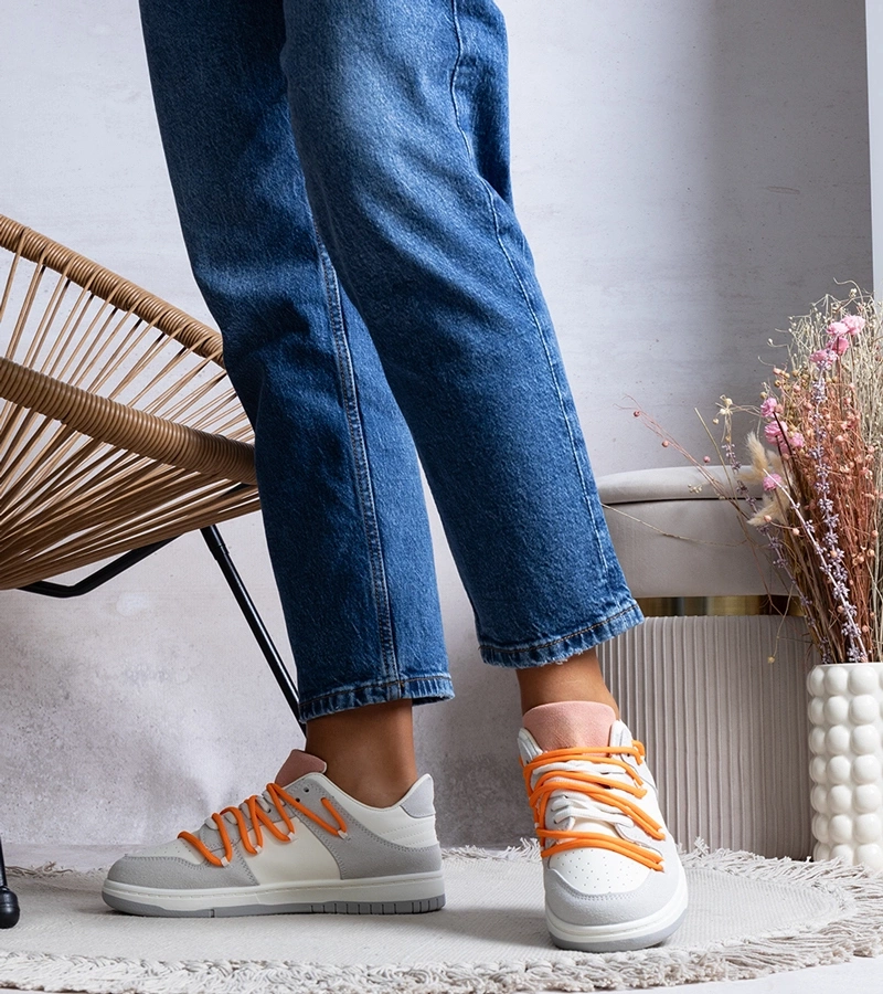 Szare sneakersy z pomarańczowymi sznurówkami