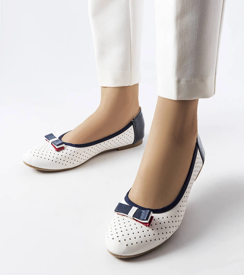 Białe ażurowe balerinki zdobione kokardką