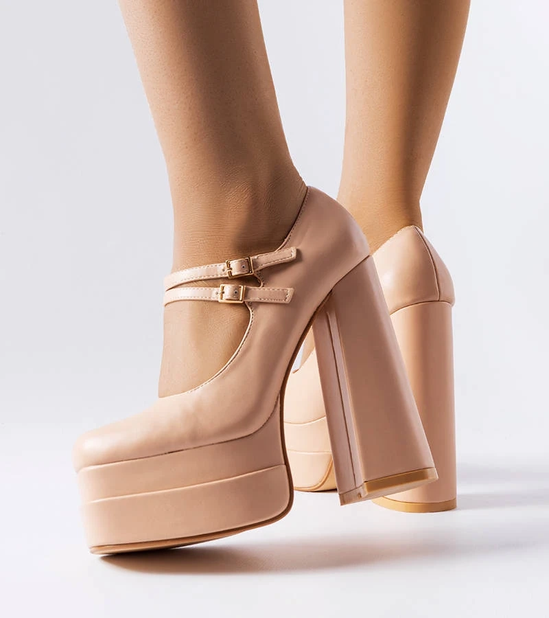 Beżowe czółenka na wysokim słupku