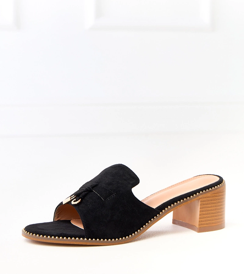 Hers Czarne klapki na słupku z ozdobą na pasku