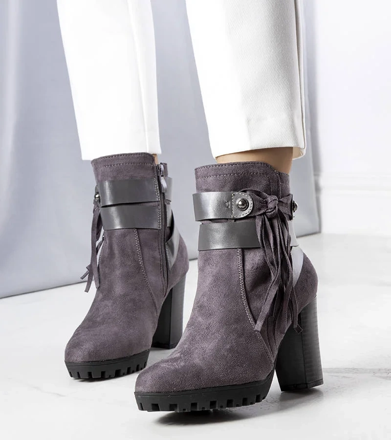 Szare botki na wysokim obcasie