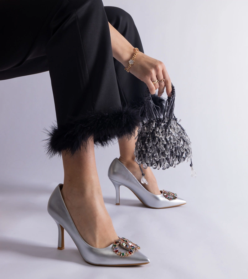 Srebrne szpilki zdobione kolorowymi cyrkoniami