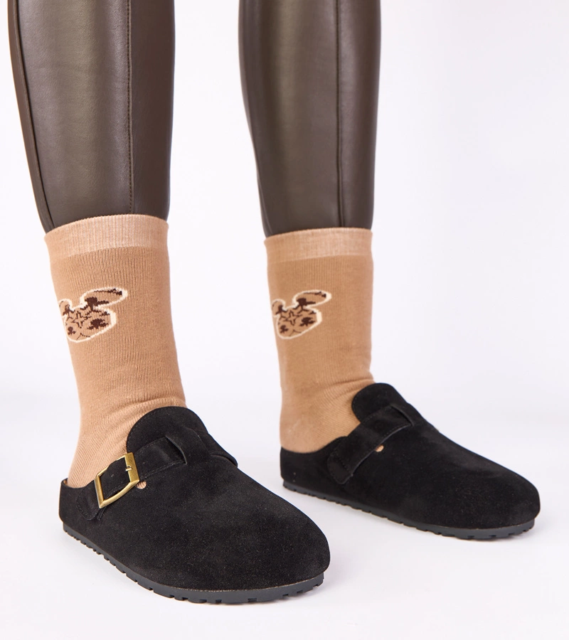 Hers Czarne mule z ozdobną klamrą