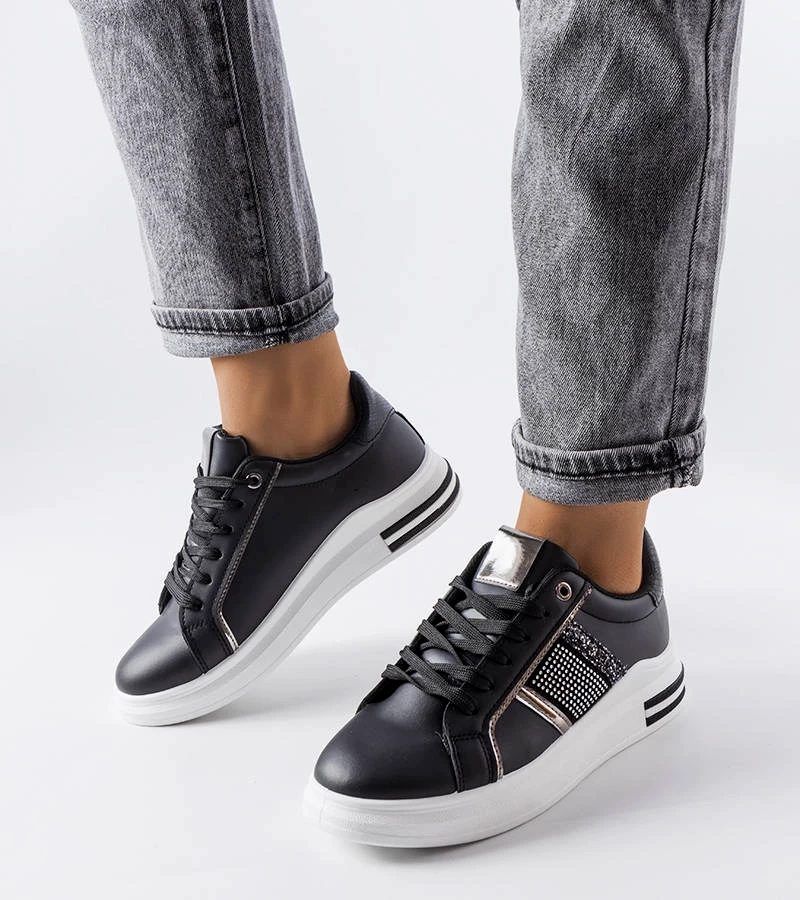 Czarne sneakersy ozdobione cyrkoniami